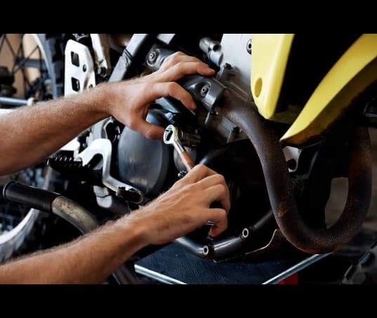 moto-parada-maior-risco-de-descarregar-bateria