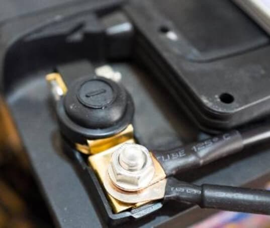 Cuidados que você precisa ter com a bateria do seu carro parado por muito tempo